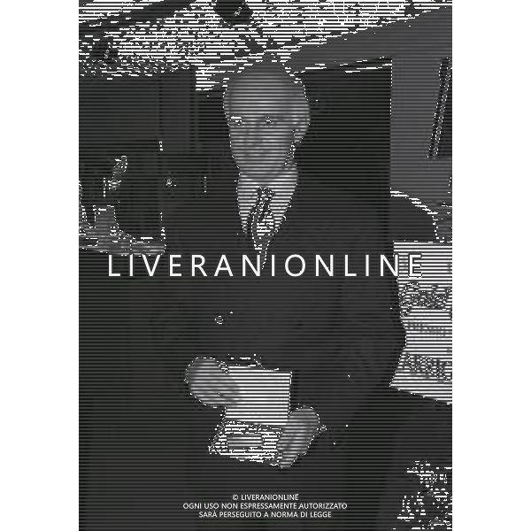 MILANO 1992 ARRIGO SACCHI AL NEGOZIO GOLD MARKET A MILANO CENTENARIO DELLA FEDERAZIONE ITALIANA GIOCO CALCIO NELLA FOTO ARRIGO SACCHI PREMIO NAVIGLIO D\'ORO AG ALDO LIVERANI SAS