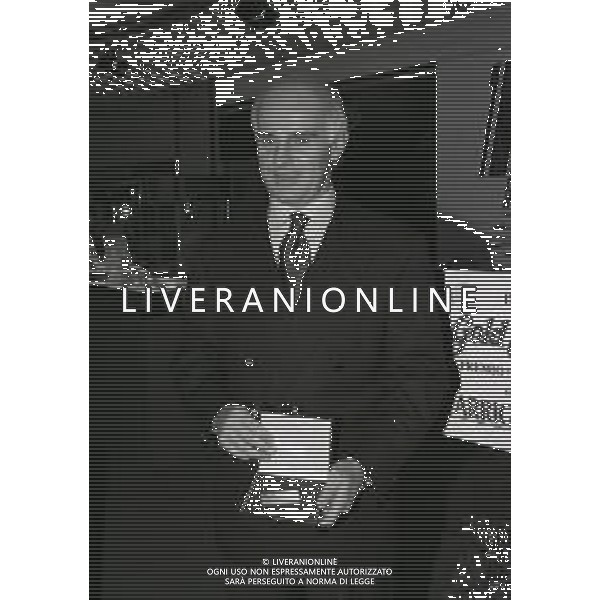 MILANO 1992 ARRIGO SACCHI AL NEGOZIO GOLD MARKET A MILANO CENTENARIO DELLA FEDERAZIONE ITALIANA GIOCO CALCIO NELLA FOTO ARRIGO SACCHI PREMIO NAVIGLIO D\'ORO AG ALDO LIVERANI SAS