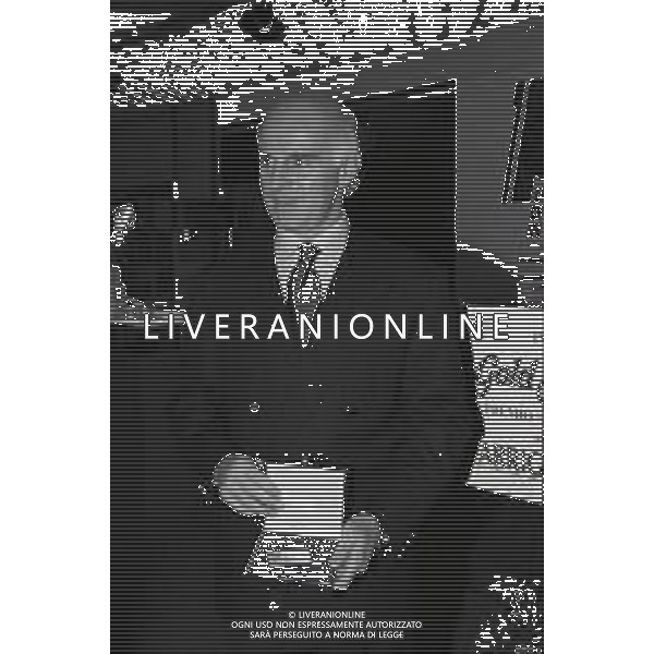 MILANO 1992 ARRIGO SACCHI AL NEGOZIO GOLD MARKET A MILANO CENTENARIO DELLA FEDERAZIONE ITALIANA GIOCO CALCIO NELLA FOTO ARRIGO SACCHI PREMIO NAVIGLIO D\'ORO AG ALDO LIVERANI SAS
