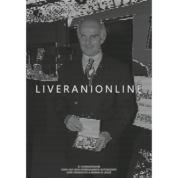 MILANO 1992 ARRIGO SACCHI AL NEGOZIO GOLD MARKET A MILANO CENTENARIO DELLA FEDERAZIONE ITALIANA GIOCO CALCIO NELLA FOTO ARRIGO SACCHI PREMIO NAVIGLIO D\'ORO AG ALDO LIVERANI SAS
