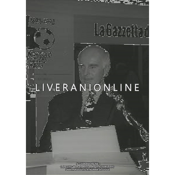MILANO 1992 ARRIGO SACCHI AL NEGOZIO GOLD MARKET A MILANO CENTENARIO DELLA FEDERAZIONE ITALIANA GIOCO CALCIO NELLA FOTO ARRIGO SACCHI PREMIO NAVIGLIO D\'ORO AG ALDO LIVERANI SAS