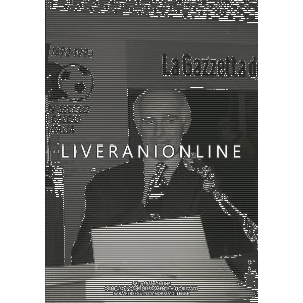 MILANO 1992 ARRIGO SACCHI AL NEGOZIO GOLD MARKET A MILANO CENTENARIO DELLA FEDERAZIONE ITALIANA GIOCO CALCIO NELLA FOTO ARRIGO SACCHI PREMIO NAVIGLIO D\'ORO AG ALDO LIVERANI SAS