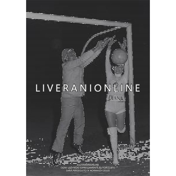 1971 TREISTE INCONTRO D\'ESTATE NELLA FOTO CLAUDIO VILLA AG ALDO LIVERANI SAS