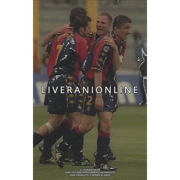 29-04-2001-GENOVA-CAMPIONATO DI CALCIO SERIE B GENOA PISTOIESE 0-0 NELLA FOTO ABBRACCI GIOCATORI GENOA AG ALDO LIVERANI SAS
