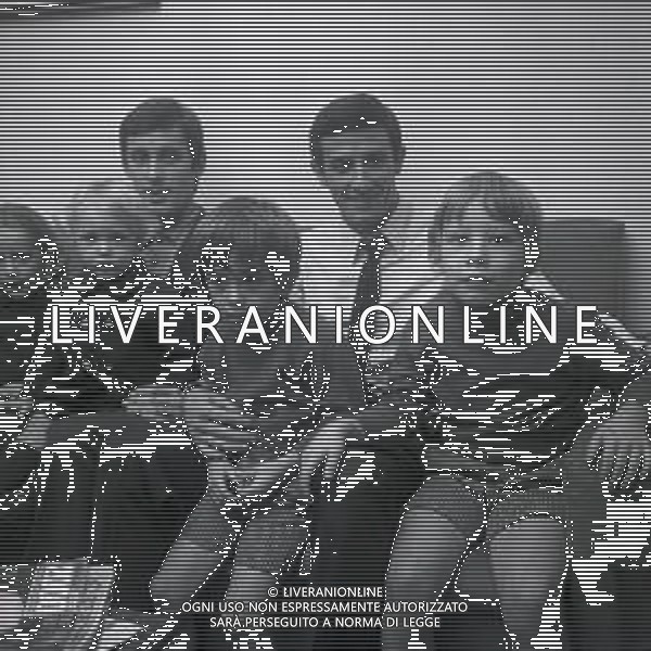 1968 RETROSPETTIVA ROMANO FOGLI CALCIATORE MILAN NELLA FOTO ROMANO FOGLI IN FAMIGLIA AG ALDO LIVERANI SAS