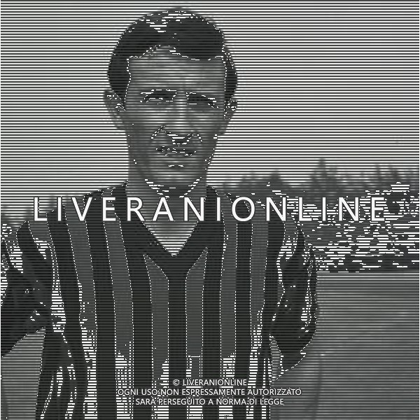 1968 RETROSPETTIVA ROMANO FOGLI CALCIATORE MILAN NELLA FOTO ROMANO FOGLI CON LA MAGLIA DEL MILAN AG ALDO LIVERANI SAS