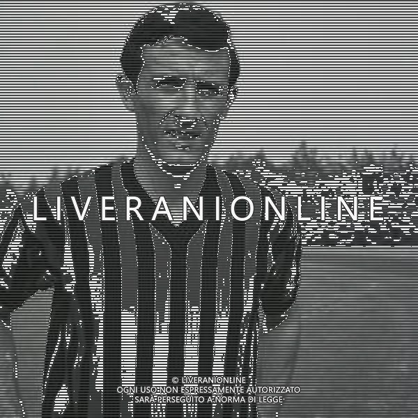 1968 RETROSPETTIVA ROMANO FOGLI CALCIATORE MILAN NELLA FOTO ROMANO FOGLI CON LA MAGLIA DEL MILAN AG ALDO LIVERANI SAS
