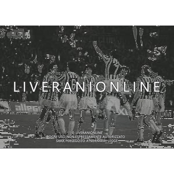10-04-1985 TORINO-SEMIFINALE DI ANDATA COPPA DEI CAMPIONI JUVENTUS BORDEAUX 3-0 NELLA FOTO ABBRACI GIOCATORI JUVENTUS AG ALDO LIVERANI SAS