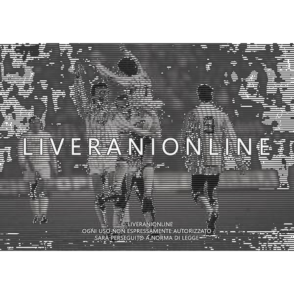 11-12-1985 MILANO OTTAVI DI FINALE COPPA UEFA MILAN WAREGEM 1-2 NELLA FOTO ABBRACCI GIOCATORI MILAN AG ALDO LIVERANI SAS