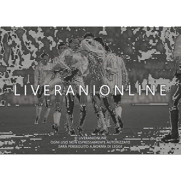 11-12-1985 MILANO OTTAVI DI FINALE COPPA UEFA MILAN WAREGEM 1-2 NELLA FOTO ABBRACCI GIOCATORI MILAN AG ALDO LIVERANI SAS