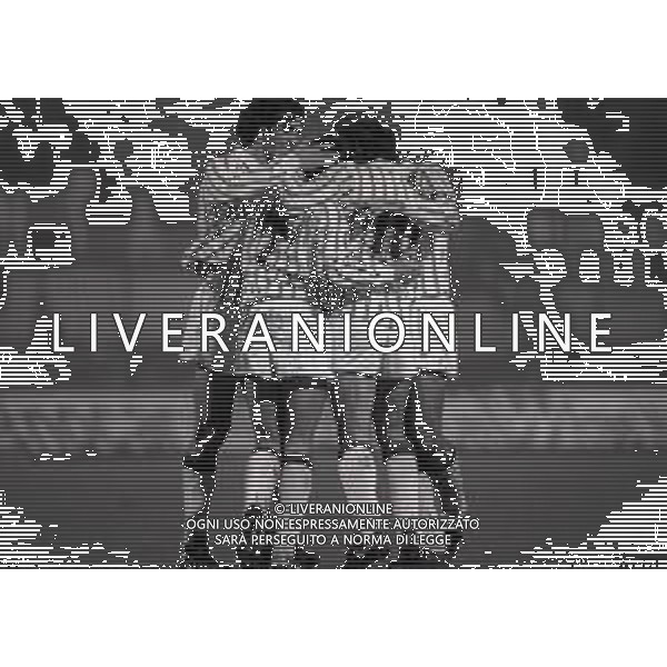 11-12-1985 MILANO OTTAVI DI FINALE COPPA UEFA MILAN WAREGEM 1-2 NELLA FOTO ABBRACCI GIOCATORI MILAN AG ALDO LIVERANI SAS