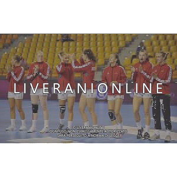 2018.08.09 Kielce Pilka reczna Mlodziezowe Mistrzostwa Swiata w Pilce Recznej Kobiet do lat 18 Austria - Rumunia N/z Austria hymn grupowe Foto Lukasz Sobala / Press Focus/NEWSPIX.PL 2018.08.09 Kielce Handball IHF Youth U18 Womens World Championship 2018 Austria - Romania Austria hymn grupowe Credit: Lukasz Sobala / Press Focus --- Newspix.pl AG ALDO LIVERANI SAS