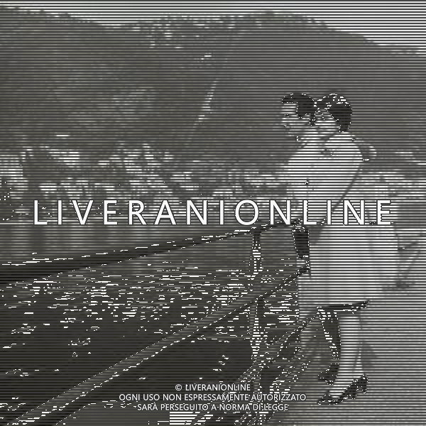 1970 RETROSPETTIVA HELENIO HERRERA ALLENATORE NELLA FOTO HELENIO HERRERA CON LA MOGLIE SUL LAGO DI COMO AG ALDO LIVERANI SAS