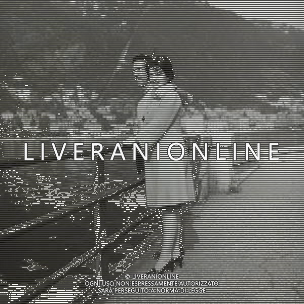 1970 RETROSPETTIVA HELENIO HERRERA ALLENATORE NELLA FOTO HELENIO HERRERA CON LA MOGLIE SUL LAGO DI COMO AG ALDO LIVERANI SAS