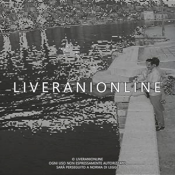 1970 RETROSPETTIVA HELENIO HERRERA ALLENATORE NELLA FOTO HELENIO HERRERA CON LA MOGLIE SUL LAGO DI COMO AG ALDO LIVERANI SAS