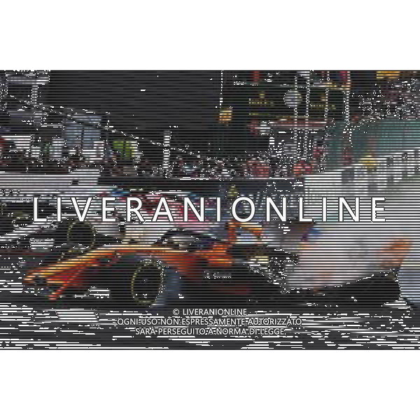 Fernando Alonso (ESP) McLaren MCL33 crashes at the start of the race. 26.08.2018. Formula 1 World Championship, Rd 13, Belgian Grand Prix, Spa Francorchamps, Belgium, Race Day. / AGENZIA ALDO LIVERANI SAS - ITALY ONLY EDITORIAL USE ONLY - Gp Belgio, Spa Francorchamps, Gara 26.08.2018.