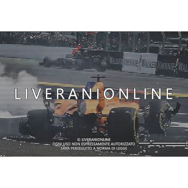 Fernando Alonso (ESP) McLaren MCL33 crashes at the start of the race. 26.08.2018. Formula 1 World Championship, Rd 13, Belgian Grand Prix, Spa Francorchamps, Belgium, Race Day. / AGENZIA ALDO LIVERANI SAS - ITALY ONLY EDITORIAL USE ONLY - Gp Belgio, Spa Francorchamps, Gara 26.08.2018.