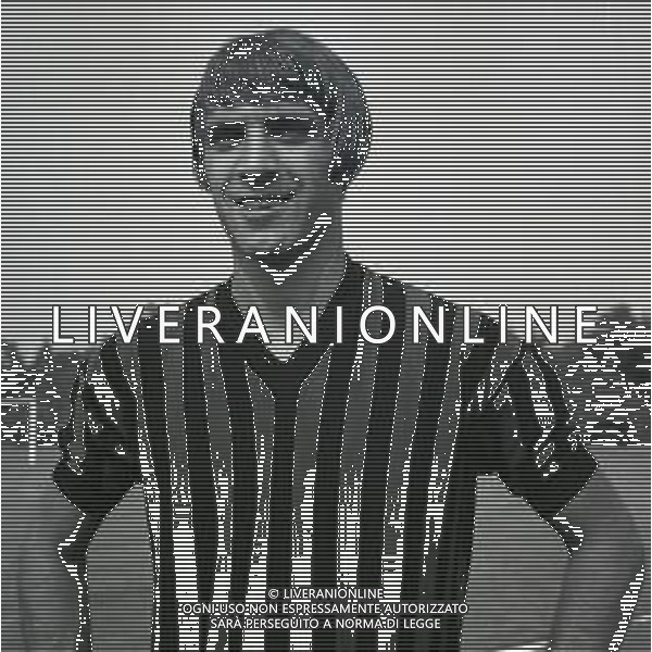 1970 RETROSPETTIVA PIERO PRATI CALCIATORE NELLA FOTO PIERO PRATI CON LA MAGLIA DEL MILAN AG ALDO LIVERANI SAS