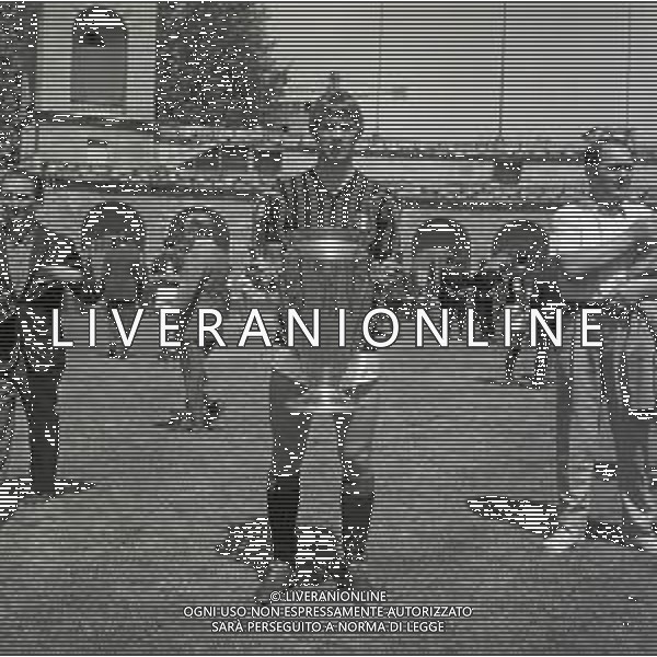 1970 RETROSPETTIVA PIERO PRATI CALCIATORE NELLA FOTO PIERO PRATI CON LA COPPA DEI CAMPIONI MAGLIA MILAN AG ALDO LIVERANI SAS