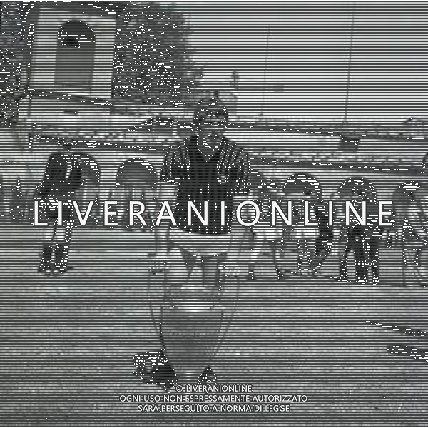 1970 RETROSPETTIVA PIERO PRATI CALCIATORE NELLA FOTO PIERO PRATI CON LA COPPA DEI CAMPIONI MAGLIA MILAN AG ALDO LIVERANI SAS