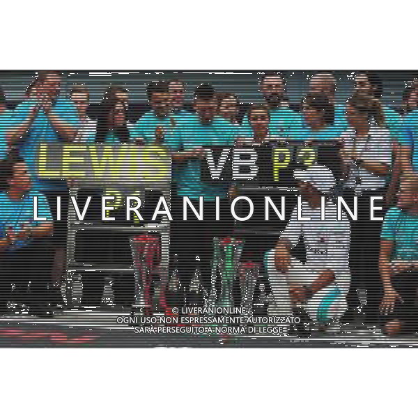 Race winner Lewis Hamilton (GBR) Mercedes AMG F1 celebrates with the team. 02.09.2018. Formula 1 World Championship, Rd 14, Italian Grand Prix, Monza, Italy, Race Day. AG ALDO LIVERANI SAS-ONLY ITALY
