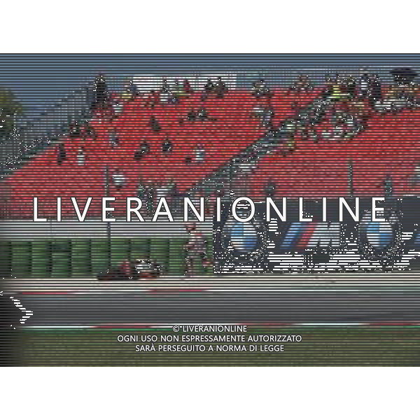 Misano Adriatico ( RN ) 08/09/2018 Misano World Circuit Marco Simoncelli. Gran Premio Octo di San Marino e della Riviera di Rimini 2018 - MOTOGP Nella foto: Incidente di Marc Marquez ( ESP ) su HONDA e si mette a correre per raggiungere i box PH Lauro Montagnini/ AGENZIA ALDO LIVERANI SAS