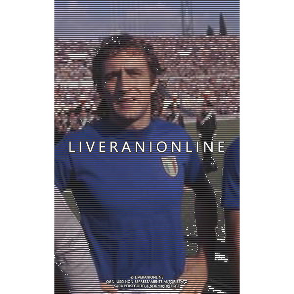 RETROSPETTIVA MAURO BELLUGI CALCIATORE NELLA FOTO MAURO BELLUGI CON LA MAGLIA DELLA NAZIONALE ITALIANA AG ALDO LIVERANI SAS