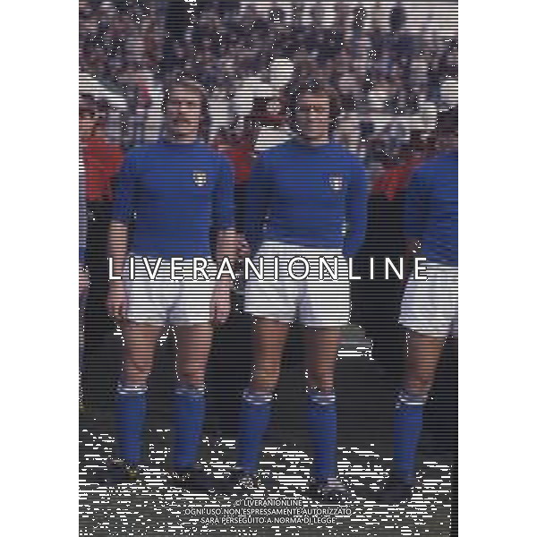 RETROSPETTIVA MAURO BELLUGI CALCIATORE NELLA FOTO MAURO BELLUGI CON LA MAGLIA DELLA NAZIONALE ITALIANA E ROMEO BENETTI AG ALDO LIVERANI SAS