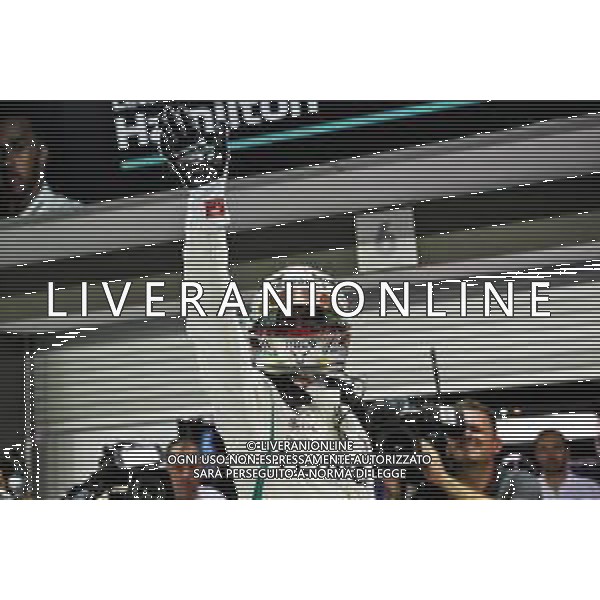 Lewis Hamilton (GBR) Mercedes AMG F1 celebrates his pole position in qualifying parc ferme. 15.09.2018. Formula 1 World Championship, Rd 15, Singapore Grand Prix, Marina Bay Street Circuit, Singapore, Qualifying Day. / AGENZIA ALDO LIVERANI SAS - ITALY ONLY EDITORIAL USE ONLY - F1 GP Singapore Prove Ufficiali Qualifiche 15.09.2018