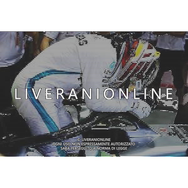 Lewis Hamilton (GBR) Mercedes AMG F1 W09 celebrates his pole position in qualifying parc ferme. 15.09.2018. Formula 1 World Championship, Rd 15, Singapore Grand Prix, Marina Bay Street Circuit, Singapore, Qualifying Day. / AGENZIA ALDO LIVERANI SAS - ITALY ONLY EDITORIAL USE ONLY - F1 GP Singapore Prove Ufficiali Qualifiche 15.09.2018