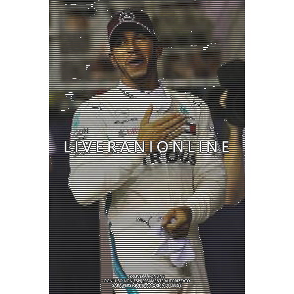 Lewis Hamilton (GBR) Mercedes AMG F1 celebrates his pole position in qualifying parc ferme. 15.09.2018. Formula 1 World Championship, Rd 15, Singapore Grand Prix, Marina Bay Street Circuit, Singapore, Qualifying Day. / AGENZIA ALDO LIVERANI SAS - ITALY ONLY EDITORIAL USE ONLY - F1 GP Singapore Prove Ufficiali Qualifiche 15.09.2018