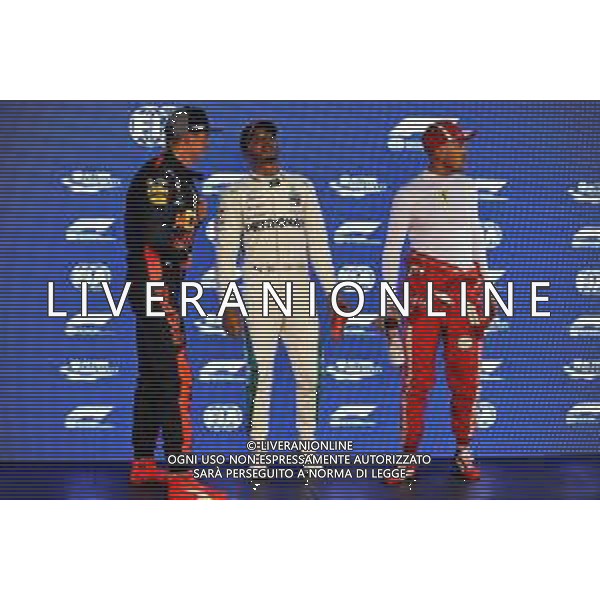 Qualifying top three in parc ferme (L to R): Max Verstappen (NLD) Red Bull Racing, second; Lewis Hamilton (GBR) Mercedes AMG F1, pole position; Sebastian Vettel (GER) Ferrari, third. 15.09.2018. Formula 1 World Championship, Rd 15, Singapore Grand Prix, Marina Bay Street Circuit, Singapore, Qualifying Day. / AGENZIA ALDO LIVERANI SAS - ITALY ONLY EDITORIAL USE ONLY - F1 GP Singapore Prove Ufficiali Qualifiche 15.09.2018