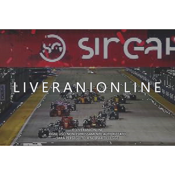 Lewis Hamilton (GBR) Mercedes AMG F1 W09 leads at the start of the race. 16.09.2018. Formula 1 World Championship, Rd 15, Singapore Grand Prix, Marina Bay Street Circuit, Singapore, Race Day. / AGENZIA ALDO LIVERANI SAS - ITALY ONLY EDITORIAL USE ONLY