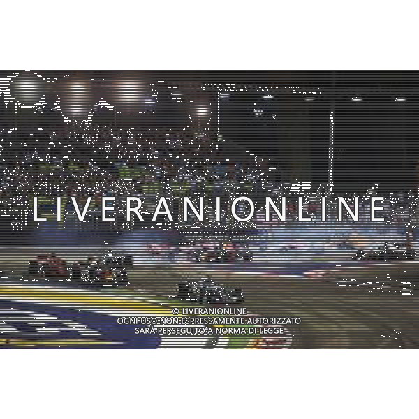 Lewis Hamilton (GBR) Mercedes AMG F1 W09 leads at the start of the race. 16.09.2018. Formula 1 World Championship, Rd 15, Singapore Grand Prix, Marina Bay Street Circuit, Singapore, Race Day. / AGENZIA ALDO LIVERANI SAS - ITALY ONLY EDITORIAL USE ONLY