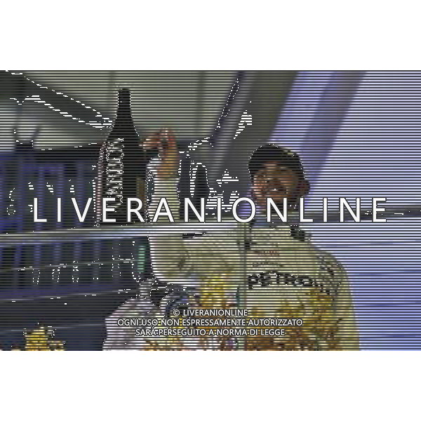 Race winner Lewis Hamilton (GBR) Mercedes AMG F1 celebrates on the podium. 16.09.2018. Formula 1 World Championship, Rd 15, Singapore Grand Prix, Marina Bay Street Circuit, Singapore, Race Day. AG ALDO LIVERANI SAS-ONLY ITALY