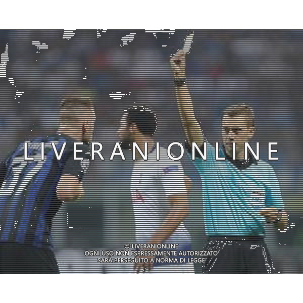 UEFA Champions League 2018/2019 Group Stage B Milano - 18.09.2018 Inter-Tottenham Nella Foto: arbitro clement turpin estrae il cartellino giallo per l\'ammonizione di skriniar /Ph.Vitez-Ag. Aldo Liverani