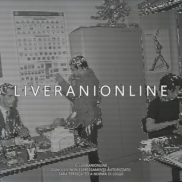 09-12-1963 MILANO RETROSPETTIVA DUILIO LOI PUGILE METRE SVOLGE LA SUA PROFESSIONE DI ASSICURATORE AG ALDO LIVERANI SAS