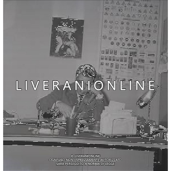 09-12-1963 MILANO RETROSPETTIVA DUILIO LOI PUGILE METRE SVOLGE LA SUA PROFESSIONE DI ASSICURATORE AG ALDO LIVERANI SAS