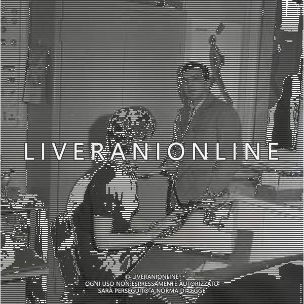09-12-1963 MILANO RETROSPETTIVA DUILIO LOI PUGILE METRE SVOLGE LA SUA PROFESSIONE DI ASSICURATORE AG ALDO LIVERANI SAS