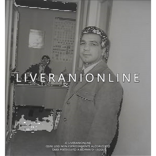 09-12-1963 MILANO RETROSPETTIVA DUILIO LOI PUGILE METRE SVOLGE LA SUA PROFESSIONE DI ASSICURATORE AG ALDO LIVERANI SAS