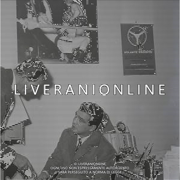 09-12-1963 MILANO RETROSPETTIVA DUILIO LOI PUGILE METRE SVOLGE LA SUA PROFESSIONE DI ASSICURATORE AG ALDO LIVERANI SAS