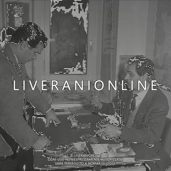09-12-1963 MILANO RETROSPETTIVA DUILIO LOI PUGILE METRE SVOLGE LA SUA PROFESSIONE DI ASSICURATORE AG ALDO LIVERANI SAS