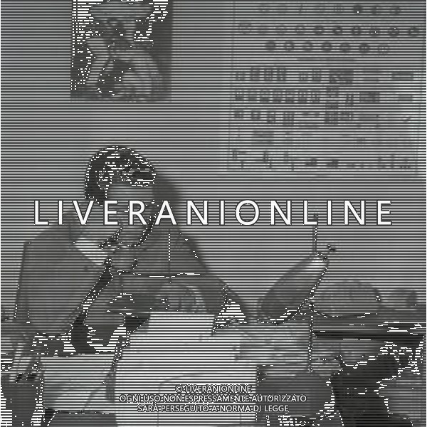 09-12-1963 MILANO RETROSPETTIVA DUILIO LOI PUGILE METRE SVOLGE LA SUA PROFESSIONE DI ASSICURATORE AG ALDO LIVERANI SAS
