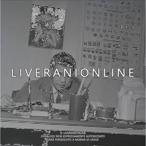09-12-1963 MILANO RETROSPETTIVA DUILIO LOI PUGILE METRE SVOLGE LA SUA PROFESSIONE DI ASSICURATORE AG ALDO LIVERANI SAS
