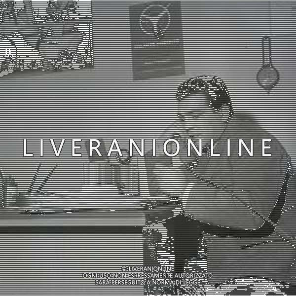 09-12-1963 MILANO RETROSPETTIVA DUILIO LOI PUGILE METRE SVOLGE LA SUA PROFESSIONE DI ASSICURATORE AG ALDO LIVERANI SAS