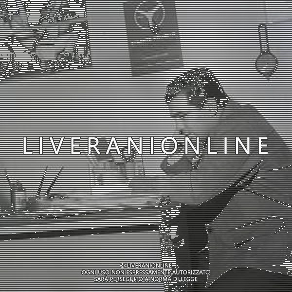 09-12-1963 MILANO RETROSPETTIVA DUILIO LOI PUGILE METRE SVOLGE LA SUA PROFESSIONE DI ASSICURATORE AG ALDO LIVERANI SAS
