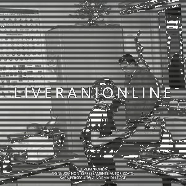09-12-1963 MILANO RETROSPETTIVA DUILIO LOI PUGILE METRE SVOLGE LA SUA PROFESSIONE DI ASSICURATORE AG ALDO LIVERANI SAS