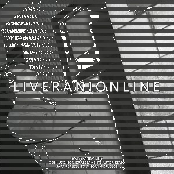 09-12-1963 MILANO RETROSPETTIVA DUILIO LOI PUGILE METRE SVOLGE LA SUA PROFESSIONE DI ASSICURATORE AG ALDO LIVERANI SAS