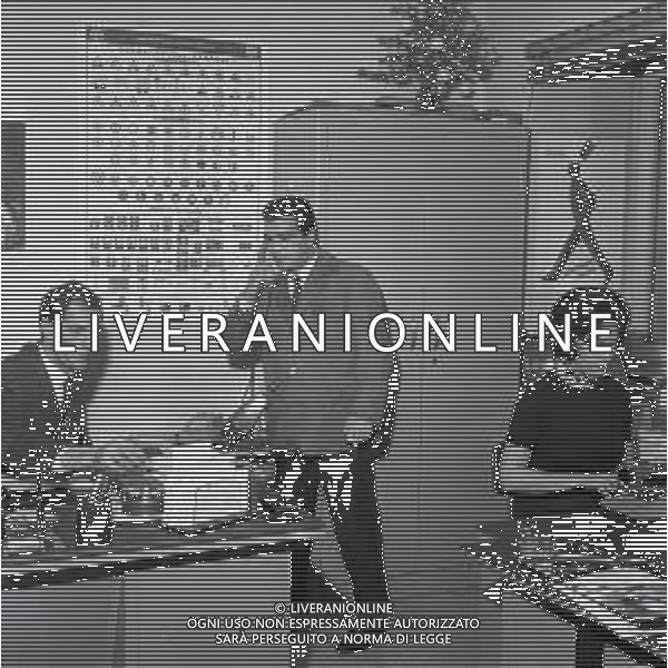 09-12-1963 MILANO RETROSPETTIVA DUILIO LOI PUGILE METRE SVOLGE LA SUA PROFESSIONE DI ASSICURATORE AG ALDO LIVERANI SAS