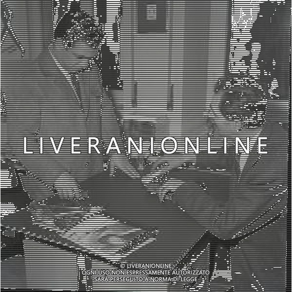 09-12-1963 MILANO RETROSPETTIVA DUILIO LOI PUGILE METRE SVOLGE LA SUA PROFESSIONE DI ASSICURATORE AG ALDO LIVERANI SAS